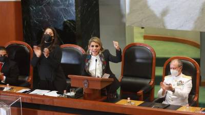 La gobernadora Evelyn Salgado (c) durante la toma de su cargo hoy, en el congreso de la ciudad de Chilpancingo.