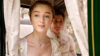 Phoebe Dynevor interpreta a Daphne Bridgerton.