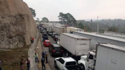 Decenas de conductores permanecen varados en las interminables filas debido al paro del transporte.