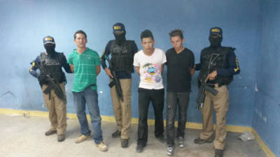 La Policía capturó a Óscar Antonio Moya “Calamardo” (izquierda) y a dos compinches por el delito de extorsión.