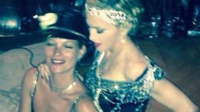 La cantante Madonna junto a Kate Moss.