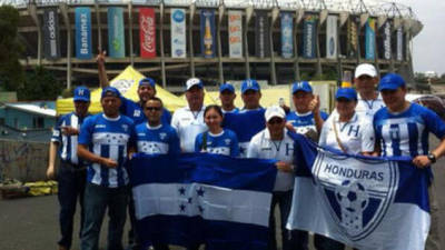 Los aficionados hondureños empiezan a llegar al Estadio Azteca para apoyar a la Bicolor.