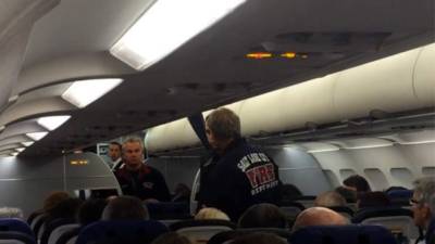 Un pasajero grabó el momento en que la policía pidió a la familia bajar del avión.