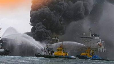 Los equpos contra incendio batallaron durante casi 24 horas para extinguir el incendio del buque de Pemex.