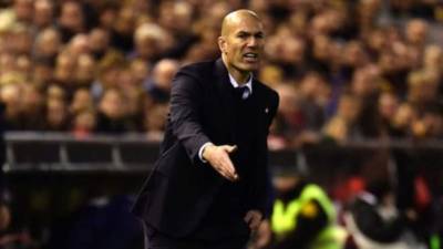 El entrenador del Real Madrid Zinedine Zidane da instrucciones a sus jugadores durante el partido ante Valencia.