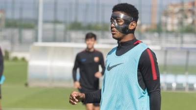 Anthony Lozano usará esta máscara en el duelo ante Alcorcón. FOTO BARCELONA B.