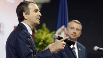 El demócrata Virginia y actual vicegobernador Ralph Northam (izquierda) estrecha la mano del candidato republicano a gobernador Ed Gillespie.