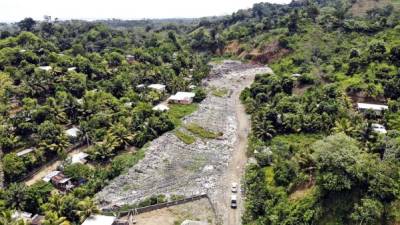 Toma aérea del basurero al aire libre de Omoa, situado en el barrio Las Acacias. El terreno del relleno sanitario está en Las Vegas de San Antonio. Los municipios tienen que gastar en cuadrillas de limpieza para despejar playas. Aunque las biobardas del río Motagua están en buen estado, las crecientes las rebasan. Fotos: Melvin Cubas