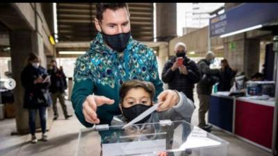 Lionel Messi junto a su hijo llegaron al Camp Nou para participar en las elecciones.