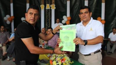 El alcalde Aníbal Alvarado entregó el plan local de seguridad al viceministro.