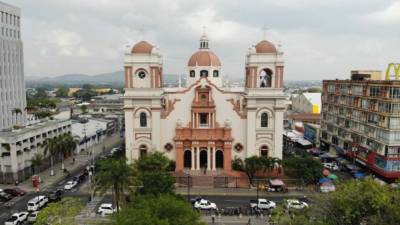 La Catedral San Pedro Apóstol: Está en la 3 avenida del barrio El Centro, frente al parque central general Luis Alonso Baraona.