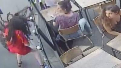 Una estudiante de arquitectura fue agredida físicamente tras increpar a un acosador en un bar de París.
