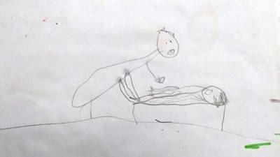 La pequeña dibujó a una niña con expresiones de dolor y un adulto sobre ella.