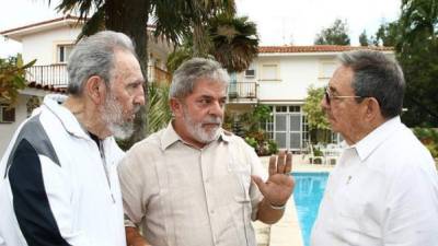 Fidel y Raúl Castro, durante una visita del expresidente brasileño Lula da Silva a La Habana