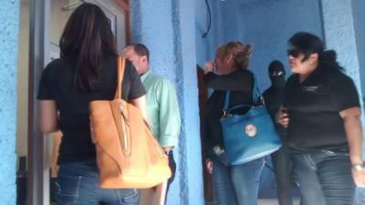 Los agentes de la Atic y fiscales llegaron de manera sorpresiva a la comuna ceibeña. Foto: Javier Rosales