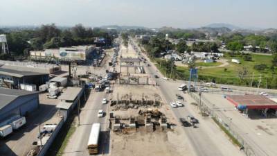 El puente que construye Siglo 21 en la intersección del bulevar del este y 27 calle ha avanzado en un 40%. Foto/drone: Melvin Cubas.