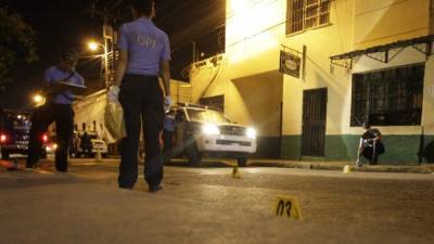 Agentes policiales llegaron al lugar del tiroteo.