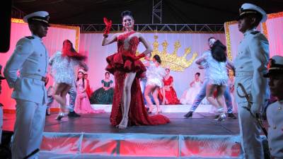 La noche del sábado fue la coronación de Izza Sevilla como reina de la Feria Isidra y Ashley Pérez reina del carnaval. Horas antes, el alcalde Bader Dip inauguró la feria con el corte de cinta.