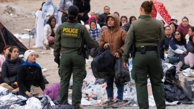 Cientos de migrantes acampan en la frontera entre California y Tijuana para solicitar asilo en EEUU.