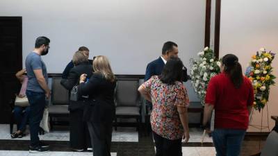 Dolor y tristeza invade a familiares y allegados en el velatorio del hijo del reconocido pastor hondureño, Misael Argeñal.