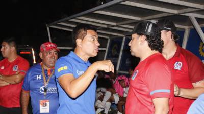 Orlando López (centro) habló con gente del Olimpia.