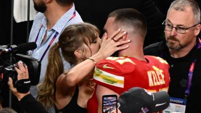 Taylor Swift y Travis Kelce se fundieron en un apasionado beso tras finalizar el partido.