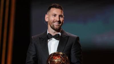 Lionel Messi se mostró feliz al recibir su octavo Balón de Oro 2023.