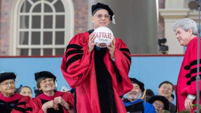 Tom Hanks también recibió una pelota de voleibol, un regalo del presidente de Harvard, Lawrence Bacow.