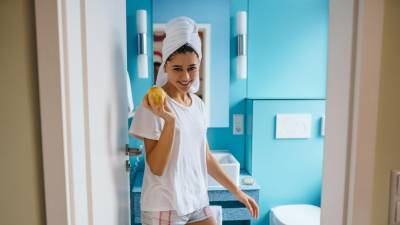 Rocía limpiador y crea vapor con agua caliente para desinfectar el baño ocasionalmente.