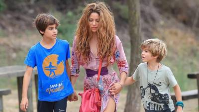 La cantante Shakira en una foto de archivo junto a sus hijos Milan y Sasha.