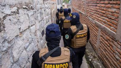 Agentes Antimaras y Pandillas ejercen acciones en sectores conflictivos del Distrito Central, capital de Honduras, en el marco del estado de excepción que rige en 123 de los 298 municipios del país.