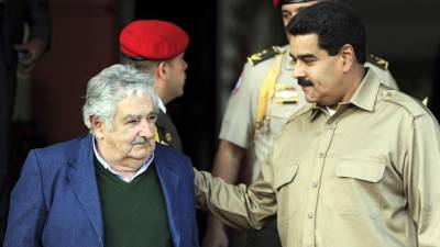Fotografía muestra José “Pepe” Mujica, expresidente de Uruguay, junto a Nicolás Maduro, mandatario de Venezuela.