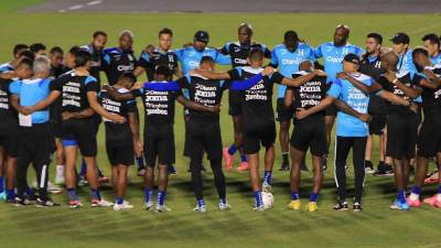 La selección de Honduras entrenó por primera vez la noche del sábado en el estadio Nacional Chelato Uclés.
