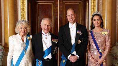Los reyes de Inglaterra, Carlos y Camila, junto al príncipe William y la princesa Kate Middleton.