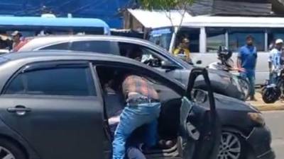 VIDEO: Conductores se van a los golpes en Tegucigalpa
