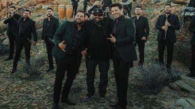 La Banda MS, de Sergio Lizárraga, y el rapero Ice Cube durante la grabación del video.