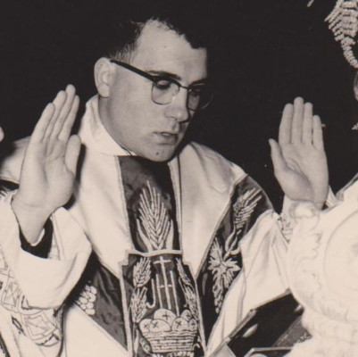 Se ordenó de sacerdote haciendo pasteles