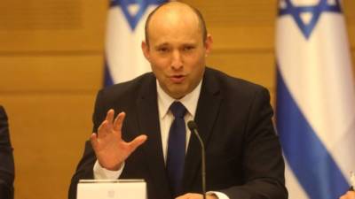 El primer ministro entrante de Israel, Naftali Bennett, pronuncia un discurso ante el nuevo gabinete en la Knesset en Jerusalén.