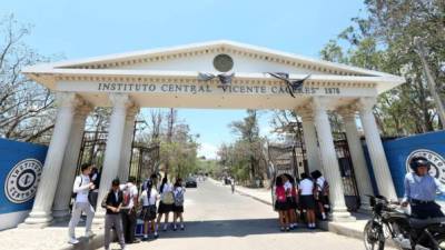 Los estudiantes del Instituto Central Vicente Cáceres se oponen al proceso de alfabetización, requisito para lograr la culminar su último año.