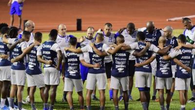 La selección de Honduras ultima los detalles para el amistoso que sostendrá este martes ante Chile en el estadio Olímpico de San Pedro Sula. En la Bicolor hay jugadores que perdieron su cabello; además se ve un gran ambiente pero dos futbolistas que se tuvieron que ir. Fotos Yoseph Amaya.