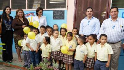 La primera dama de San Pedro Sula, Karen de Calidonio, junto a los niños de la guardería municipal del barrio Medina.