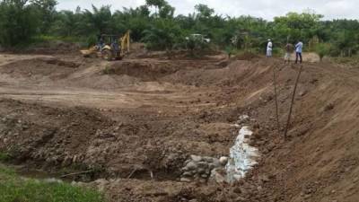 Equipo de la Municipalidad trabaja en la construcción de al menos 20 pilas en la comunidad de Kilómetro Seis.