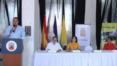El alcalde Armando Calidonio y la cónsul María Isabel Rodríguez en la conferencia de prensa.
