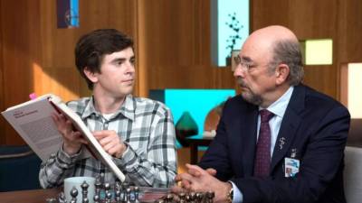 Freddie Highmore y Richard Schiff en una escena de la serie 'The Good Doctor'.