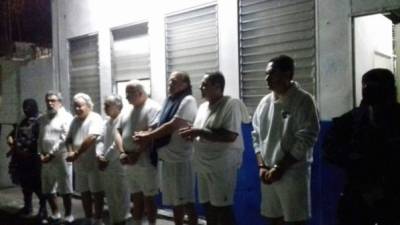 El mandatario salvadoreño fue trasladado a una prisión donde los reos están hacinados. Foto PNC.