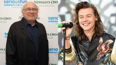 El actor Danny DeVito y el cantante de One Direction Harry Styles.