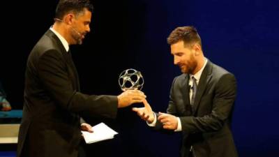 Messi al momento de recibir su premio al mejor delantero de la pasada temporada.