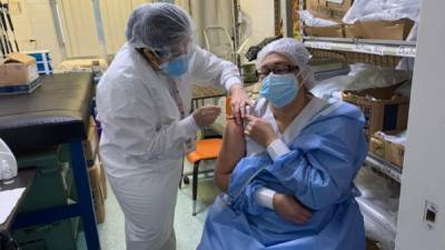 La enfermera Liliam Márquez con una vacuna de Moderna ayer en SPS.