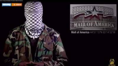 Una captura del video muestra al portavoz yihadista amenazando a uno de los centros comerciales más importantes de EUA.