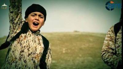 Las autoridades francesas identificaron al menor y un adulto que aparecen en un video de ISIS como ciudadanos de ese país.